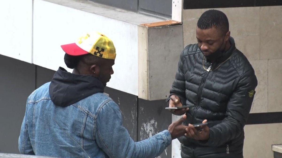 Kağıthane'de Afrikalı genç gasbedildi