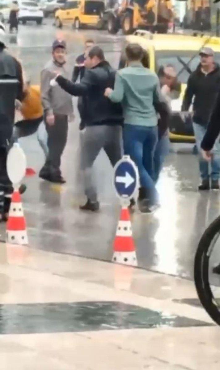 Antalya sokaklarında sopalı kavga