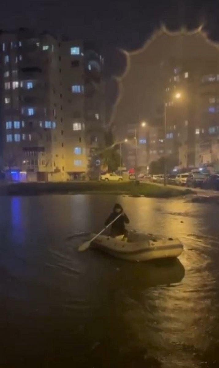 Antalya’da sağanak sonrası biriken suda botuyla yüzdü