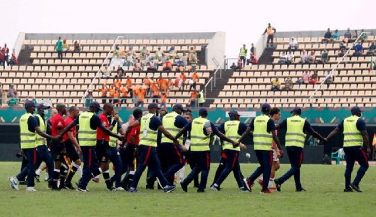 Afrika'da hakem maçı 2 kez bitirdi, futbolcular oynamayı reddetti