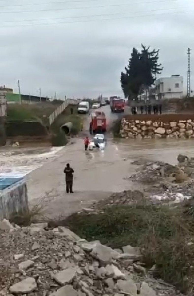 Mersin'de aracını kurtarmak isterken akıntıya kapıldı