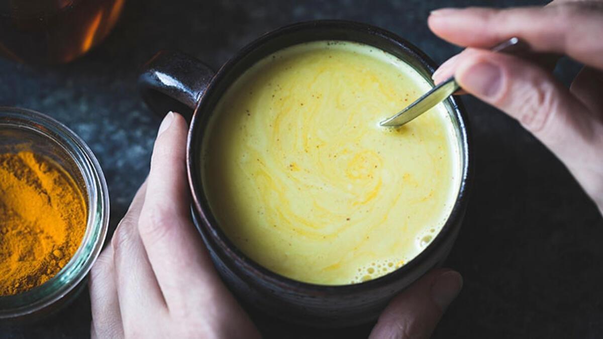 Yatmadan önce zerdeçallı süt içmek için 11 sebep