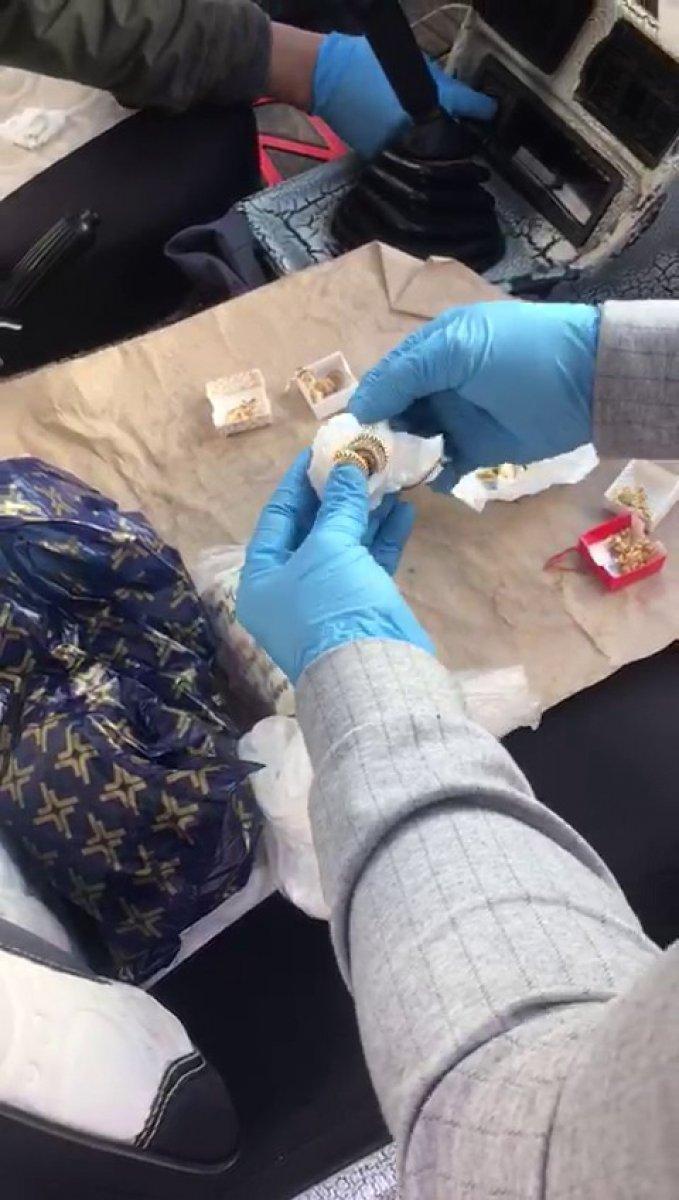 Balıkesir'de kuyumcudaki dolandırıcı suçüstü yakalandı