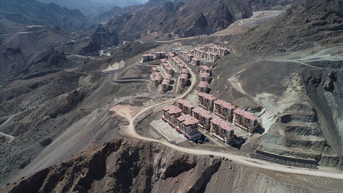 Su altında kalacak olan Yusufeli'nde mezarlar taşınıyor