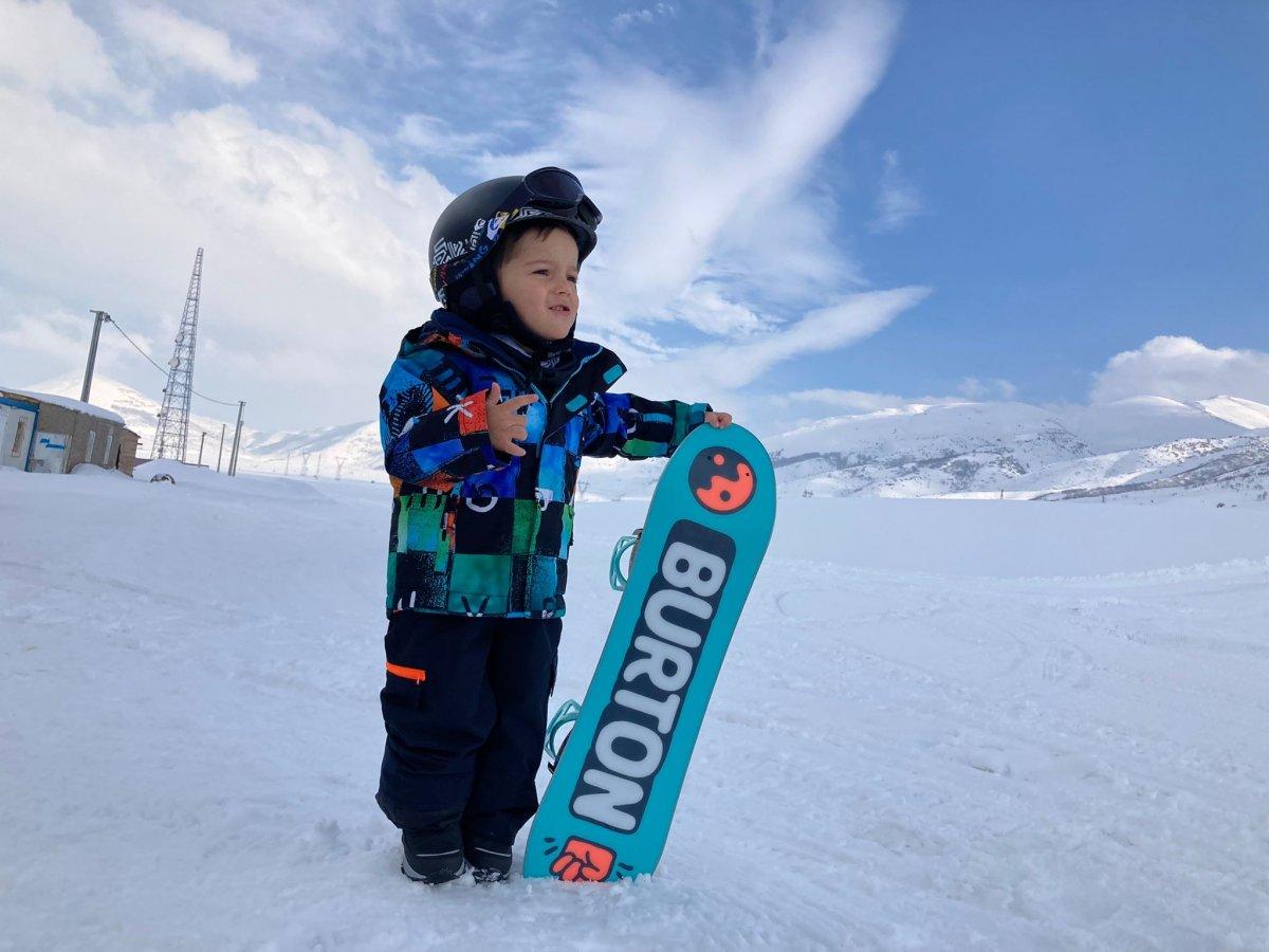 Bitlis'teki minik Uras, snowboardculara taş çıkardı