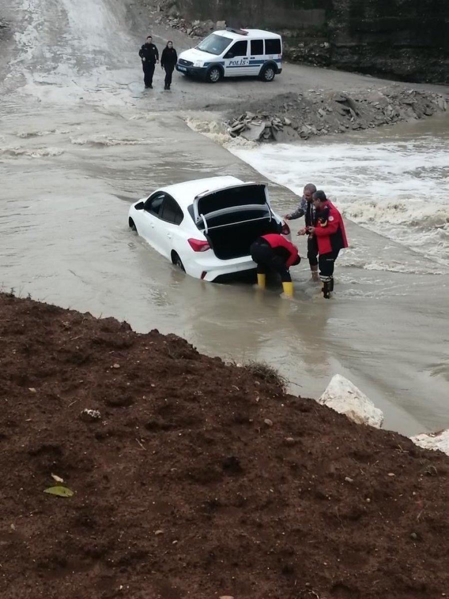 Mersin'de aracını kurtarmak isterken akıntıya kapıldı