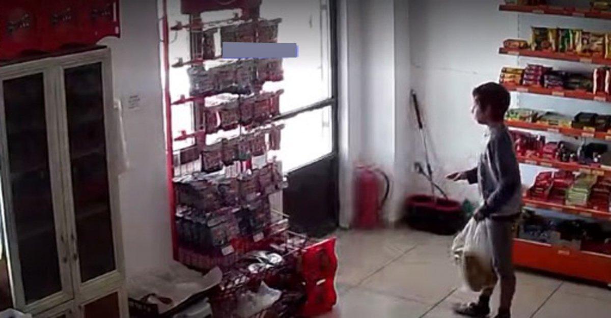 Erzincan’da köpeklerden kaçan çocuğun korku dolu anları