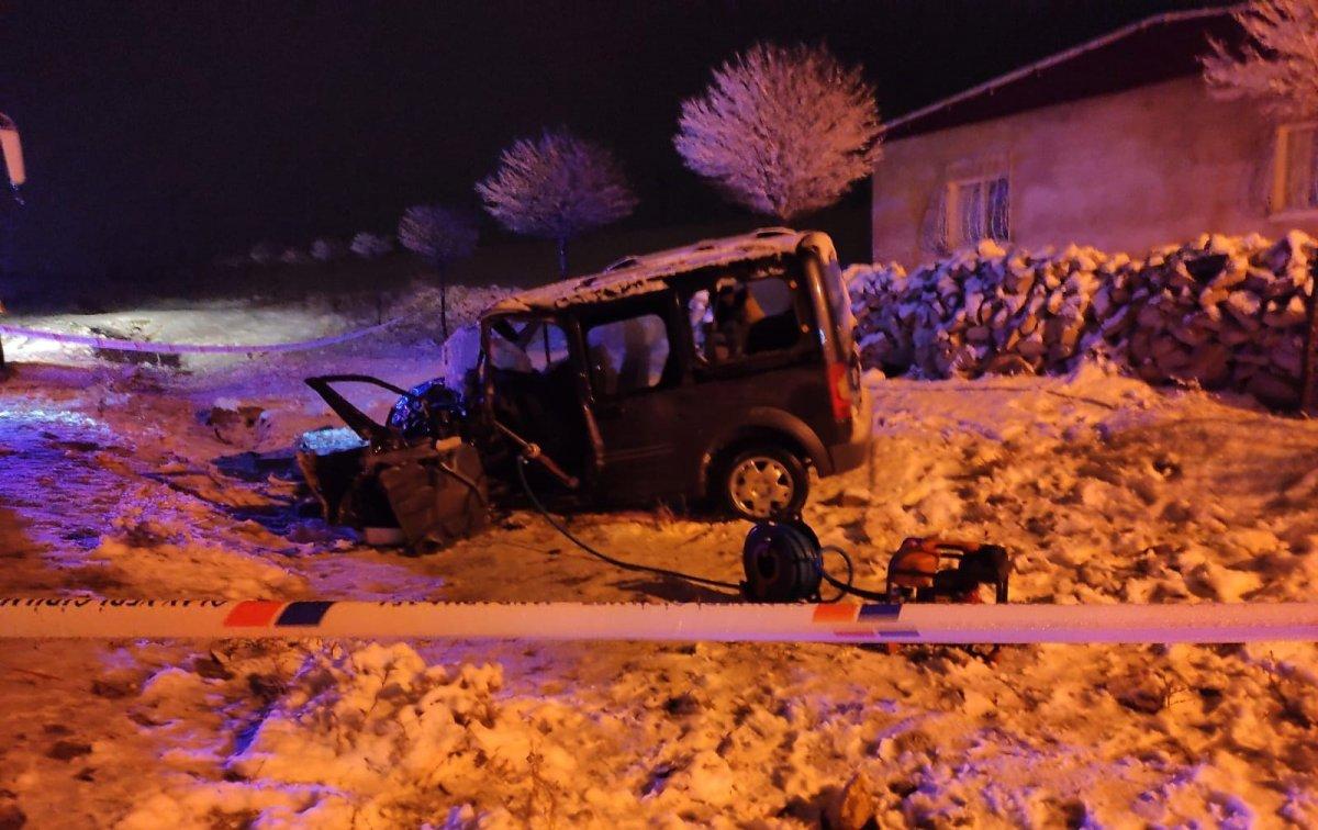 Niğde'de midibüs ile araç çarpıştı: 1 ölü, 2 yaralı