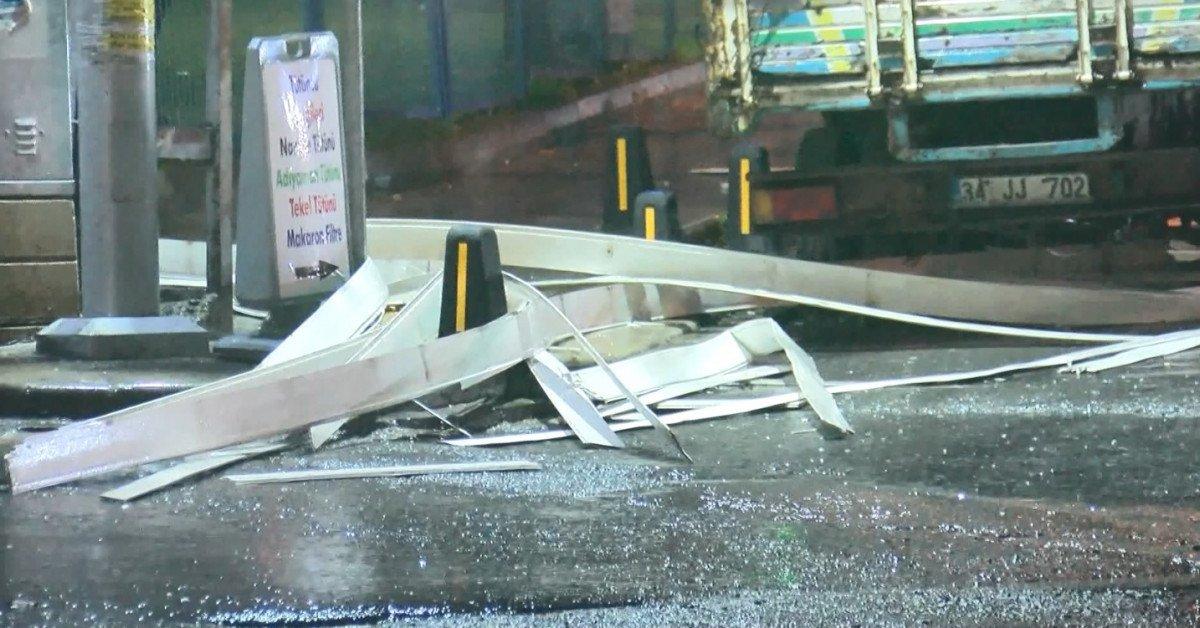 Sultangazi'de rüzgar, bina kaplamasını söktü