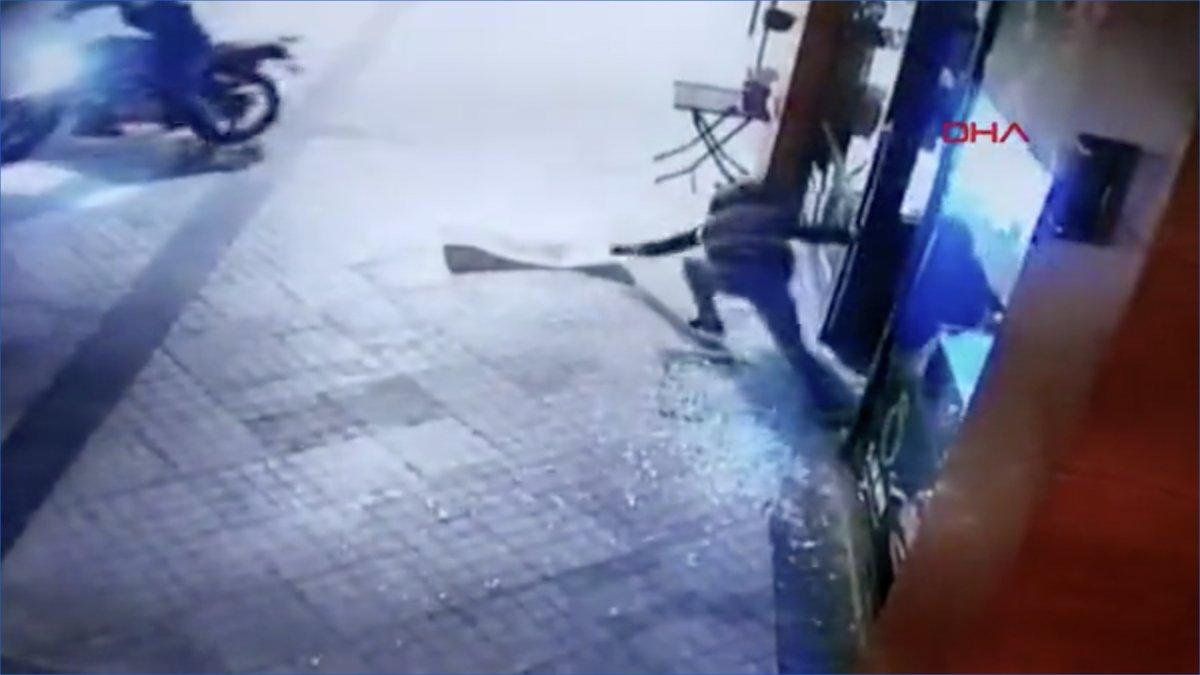 Tekirdağ’da, balyoz ile camı kırıp kuyumcuya girdiler