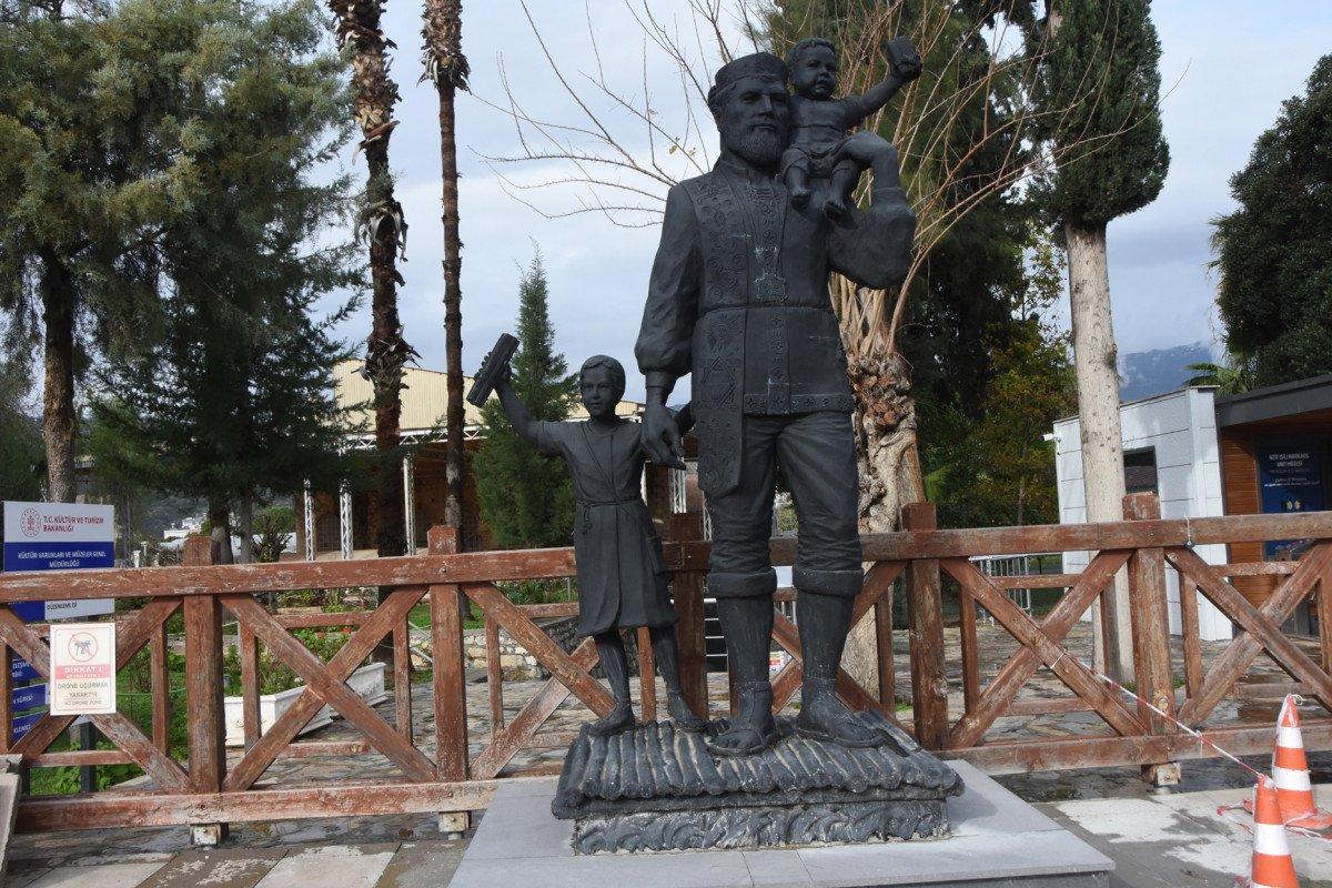 Demre’deki Akdenizli Noel Baba heykeli, yeniden yerine yerleştirildi