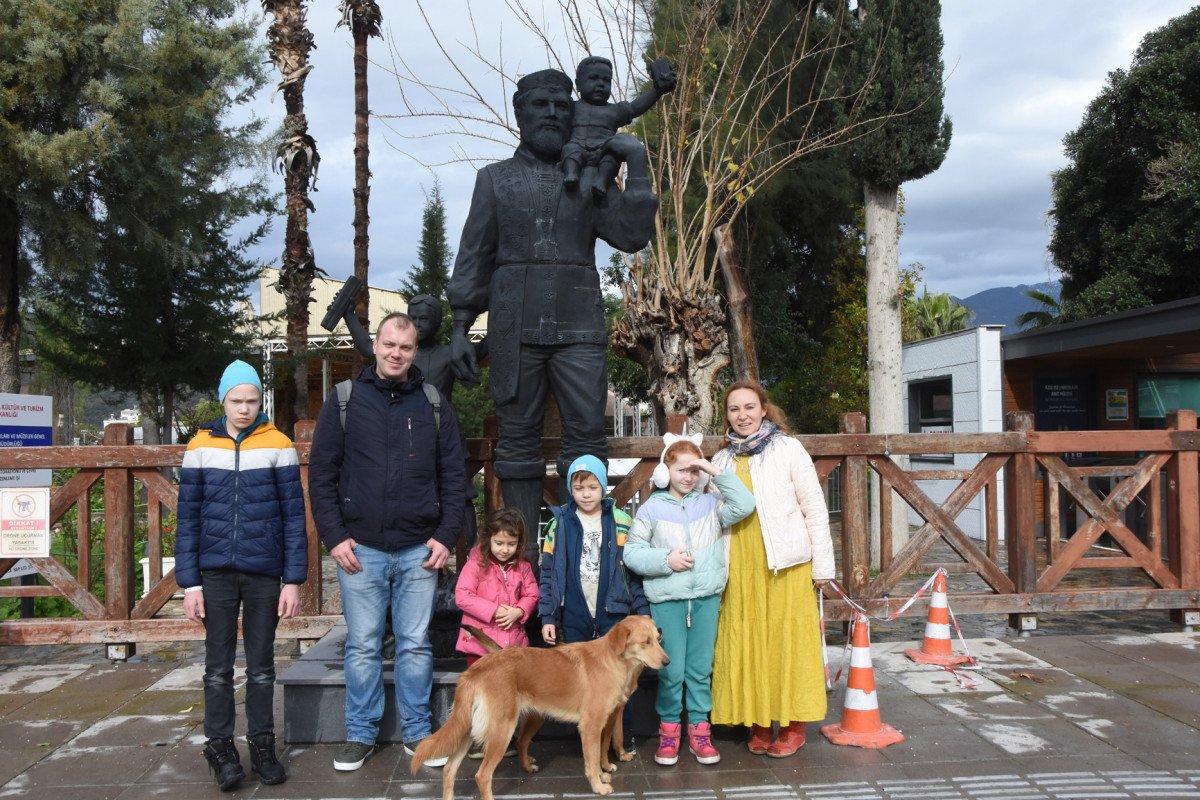 Demre’deki Akdenizli Noel Baba heykeli, yeniden yerine yerleştirildi