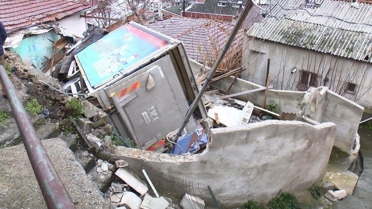 Eyüpsultan'da kamyonet gecekondunun üzerine devrildi