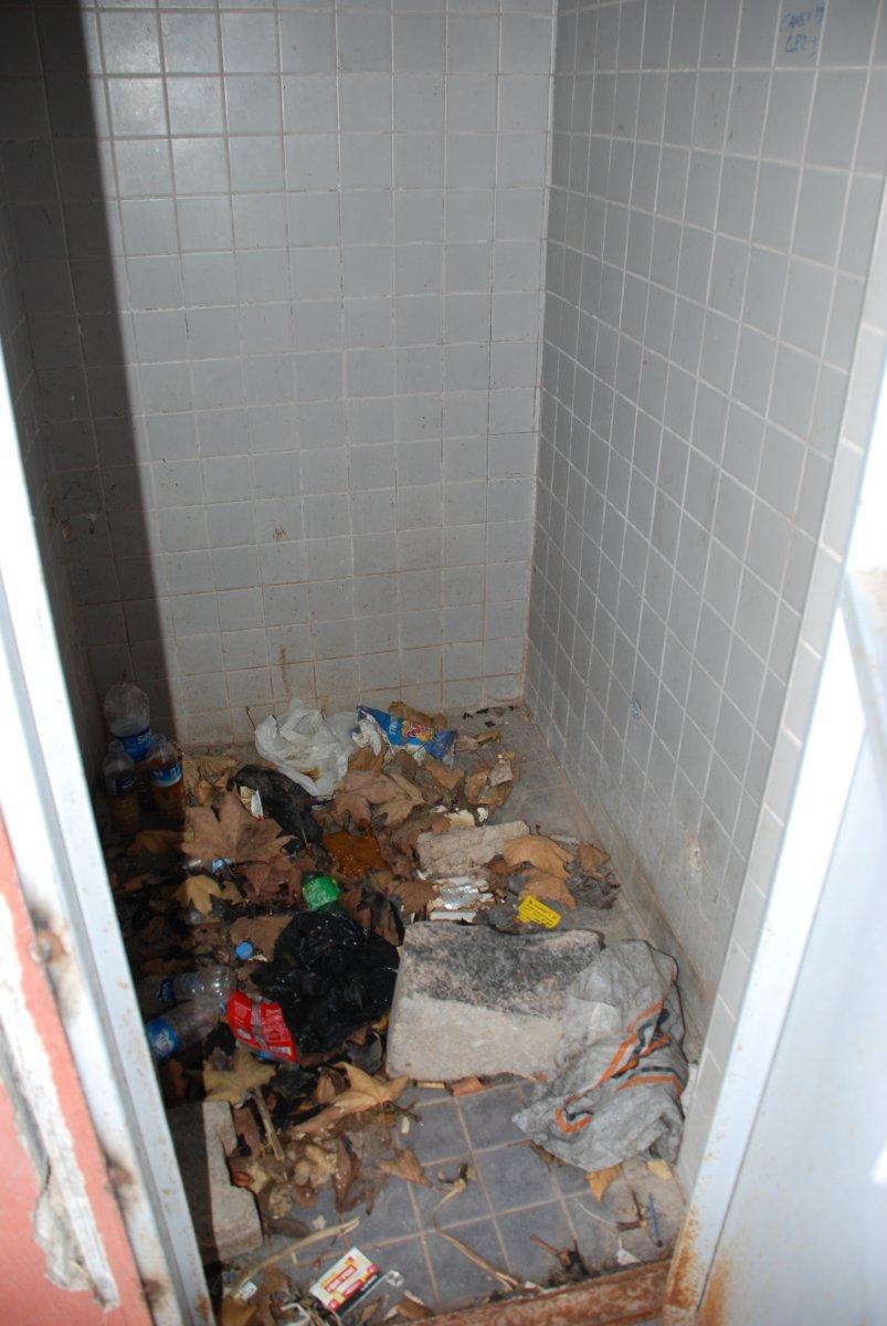 Bornova'da bakım yapılması beklenen tuvalet yıkıldı