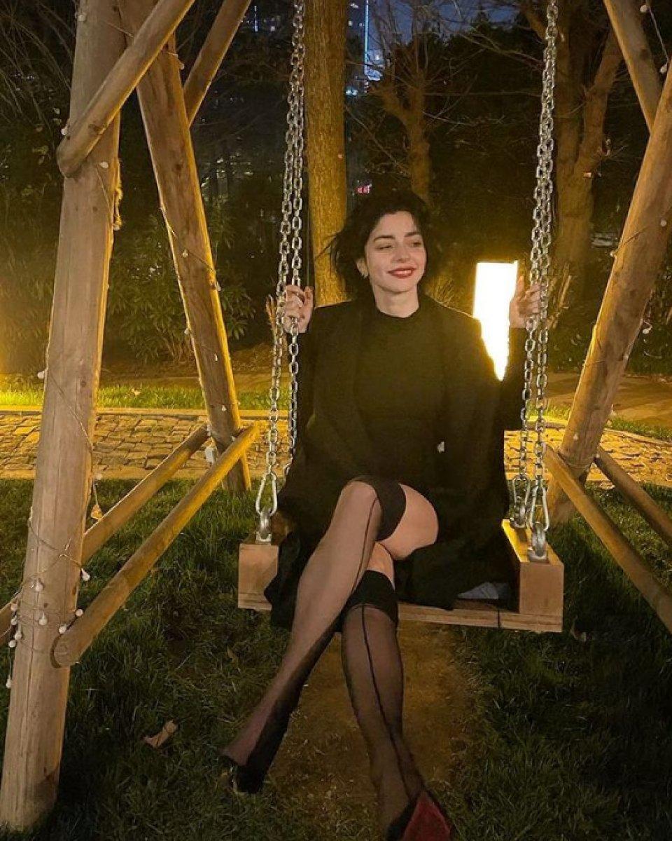 Merve Boluğur'dan jartiyerli poz