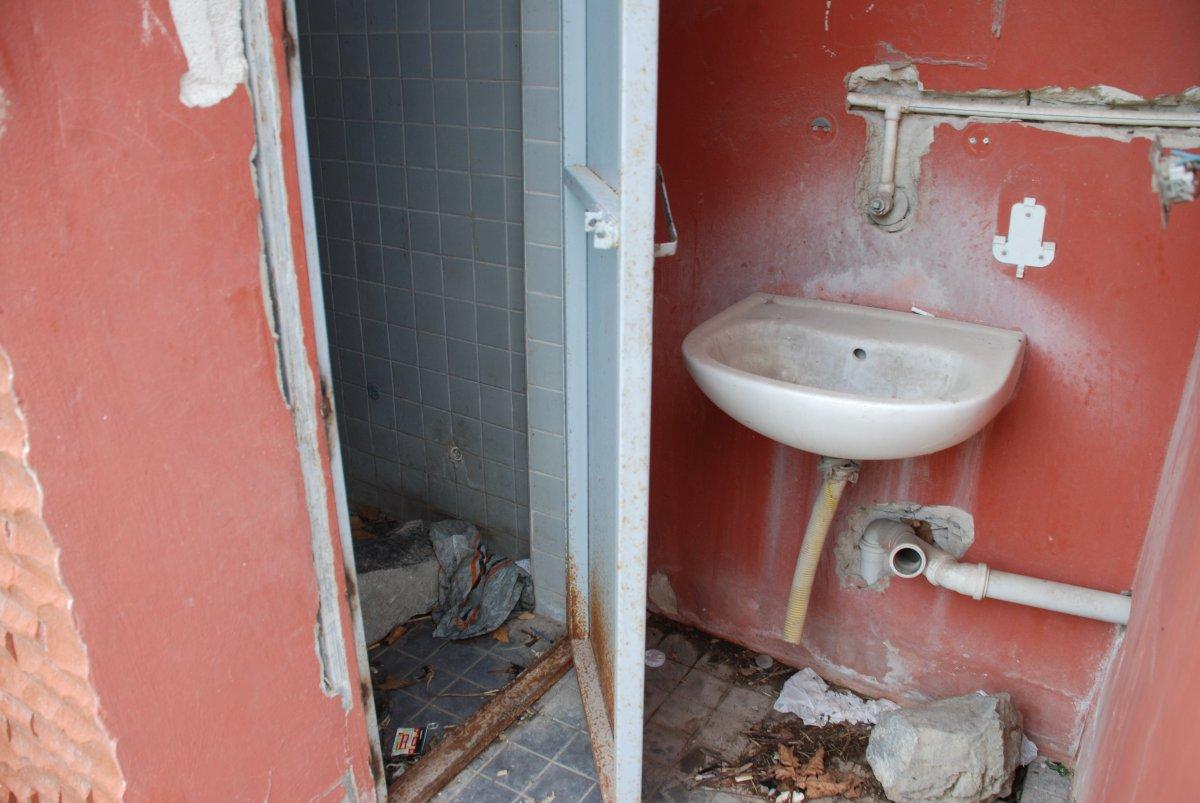 Bornova'da bakım yapılması beklenen tuvalet yıkıldı