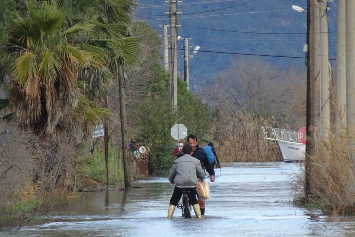 Muğla'da caddeler sular altında kaldı