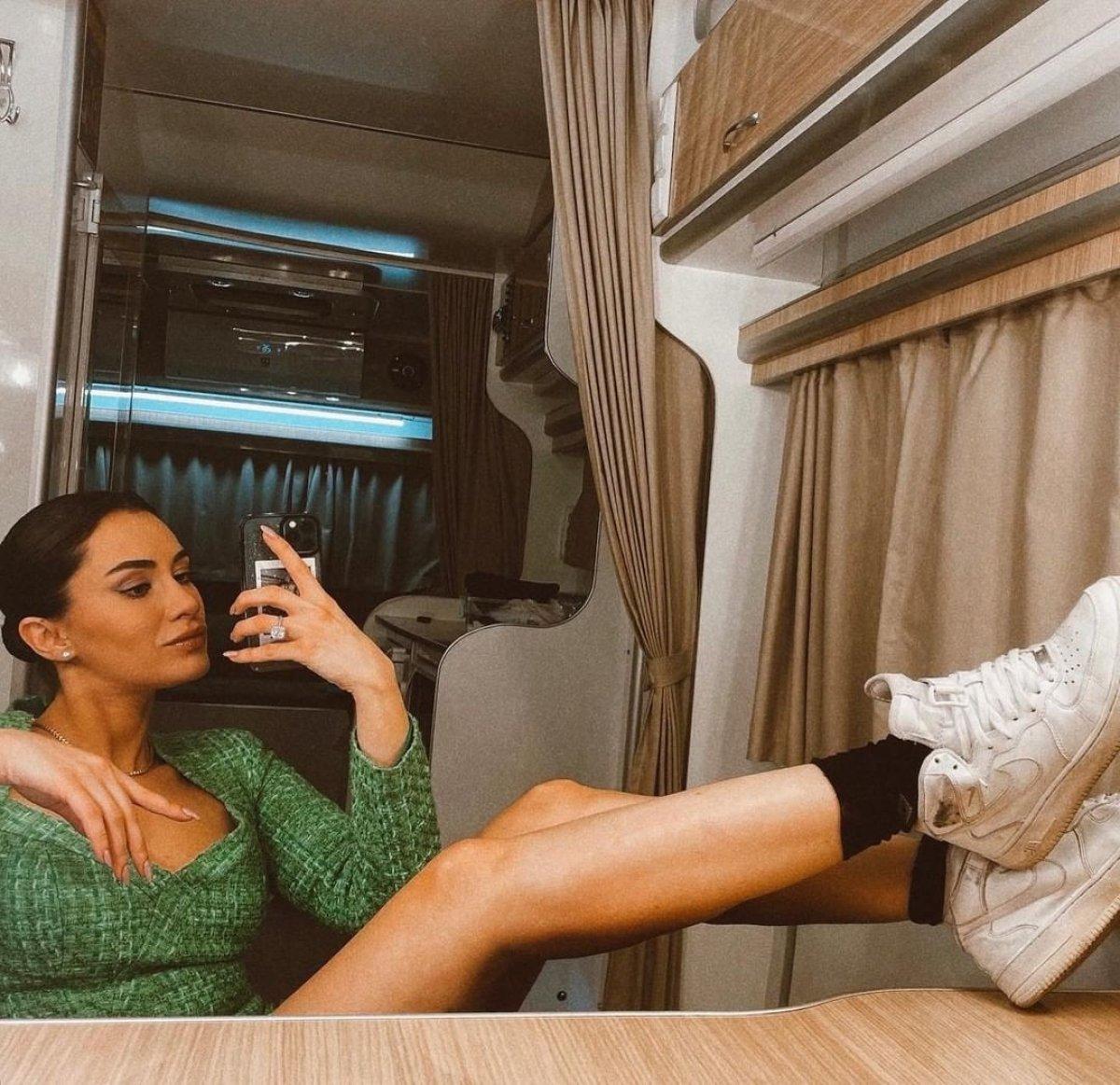 Hande Doğandemir'den yüzük şov