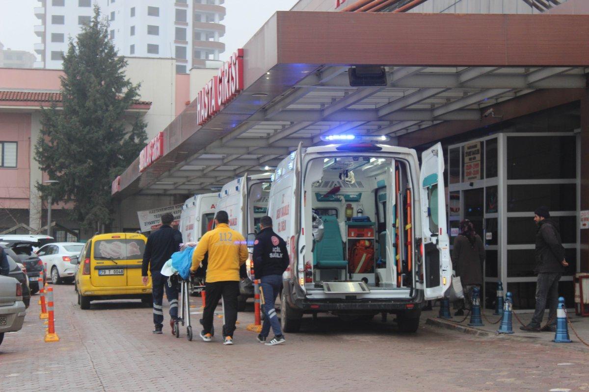 Türkiye'ye kaçak giren iki Suriyeli, mayına bastı