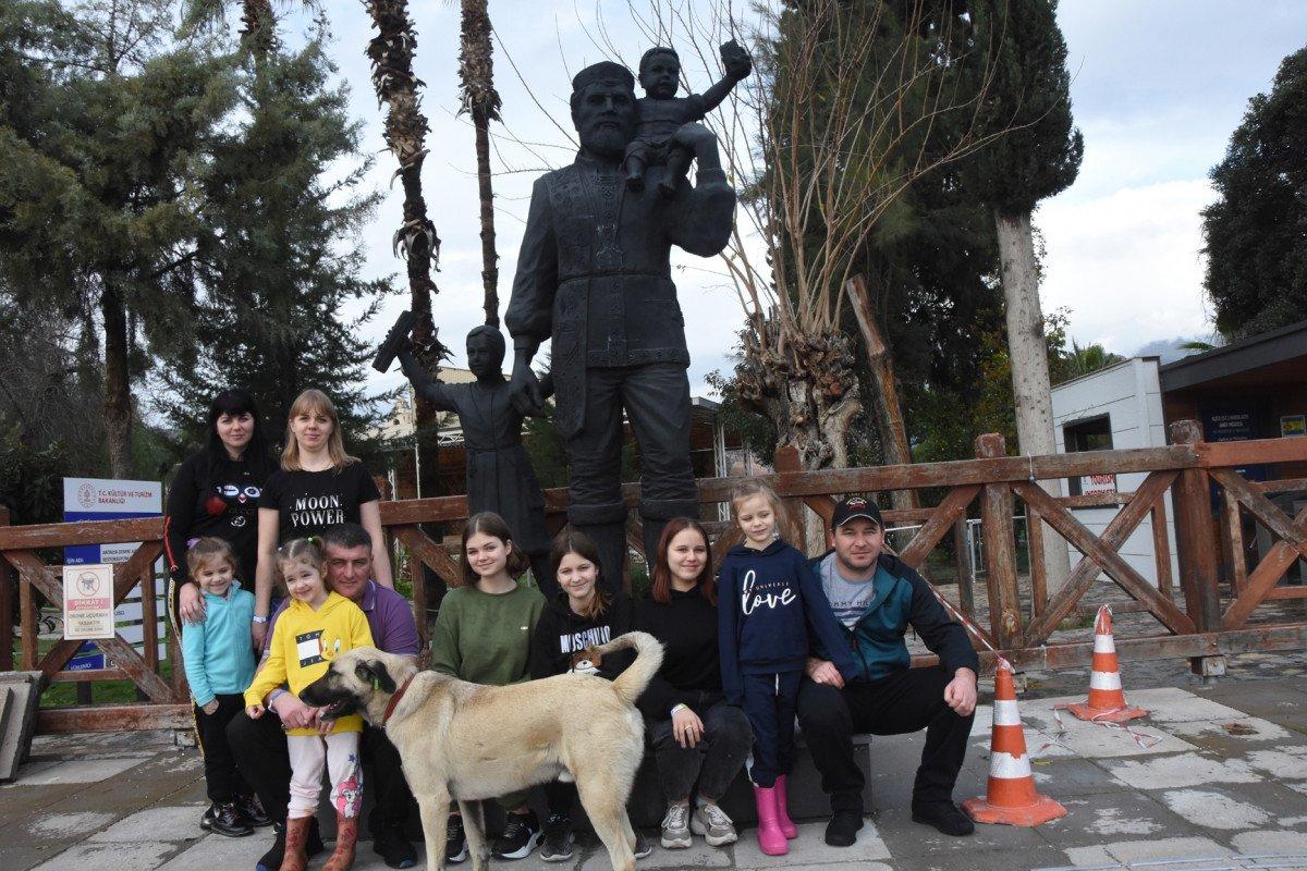 Demre’deki Akdenizli Noel Baba heykeli, yeniden yerine yerleştirildi