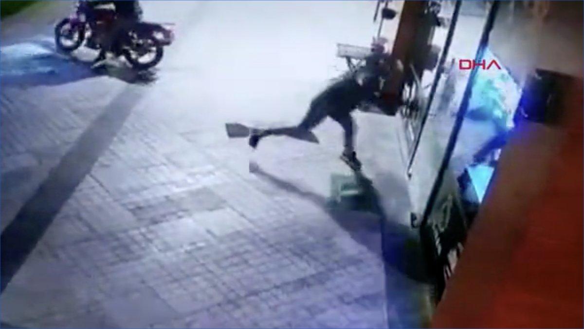 Tekirdağ’da, balyoz ile camı kırıp kuyumcuya girdiler