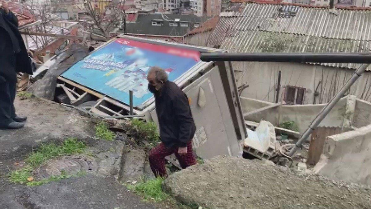 Eyüpsultan'da kamyonet gecekondunun üzerine devrildi