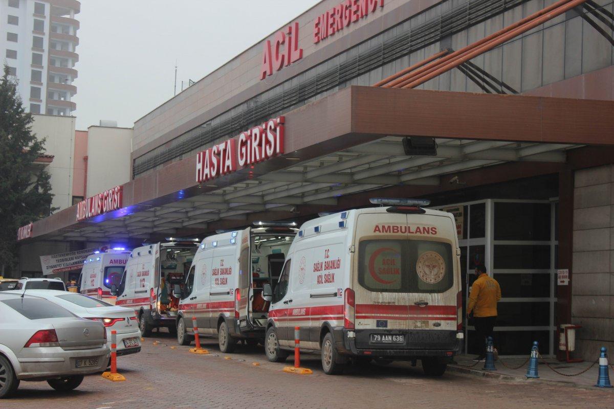 Türkiye'ye kaçak giren iki Suriyeli, mayına bastı