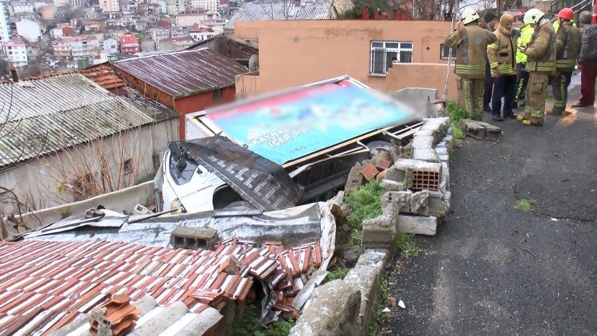 Eyüpsultan'da kamyonet gecekondunun üzerine devrildi