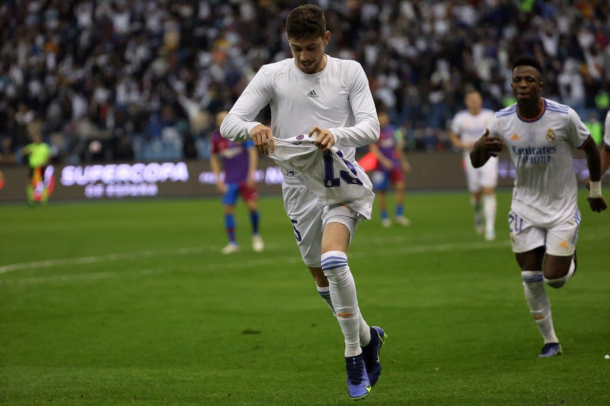 Real Madrid, Barcelona'yı uzatmalarda yenerek Süper Kupa'da finale yükseldi