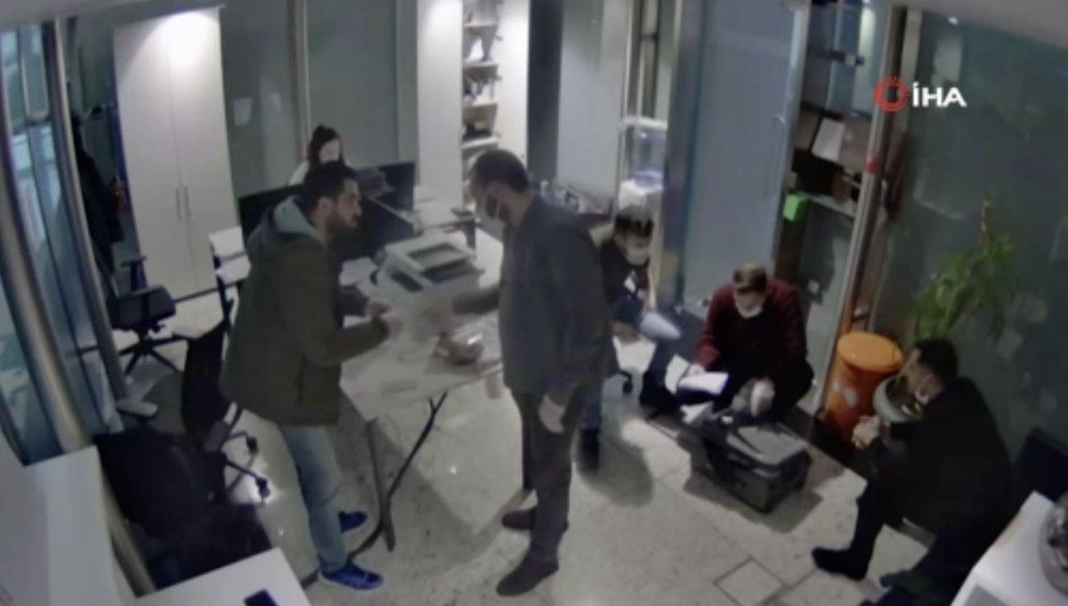 İstanbul'da, sahte dolarla ödeme yapan dolandırıcıyı taksici yakalattı