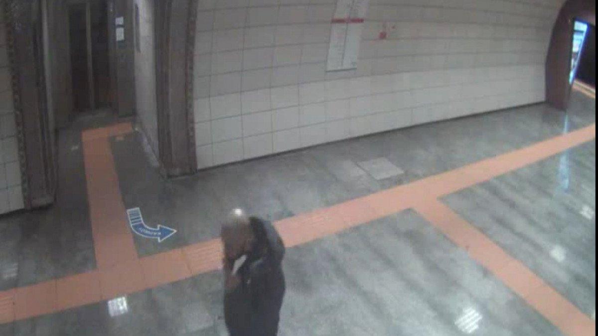 Kadıköy metrosundaki bıçaklı saldırganın yeni görüntüleri ortaya çıktı