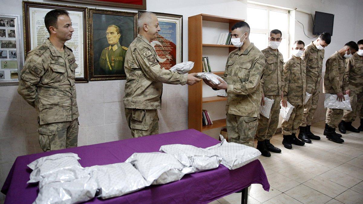 Elazığ'da işitme engelli öğrencilerden Mehmetçik'e atkı