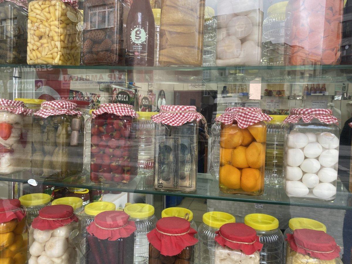 Zeytinburnu’nda turşucu, doların turşusunu kurdu