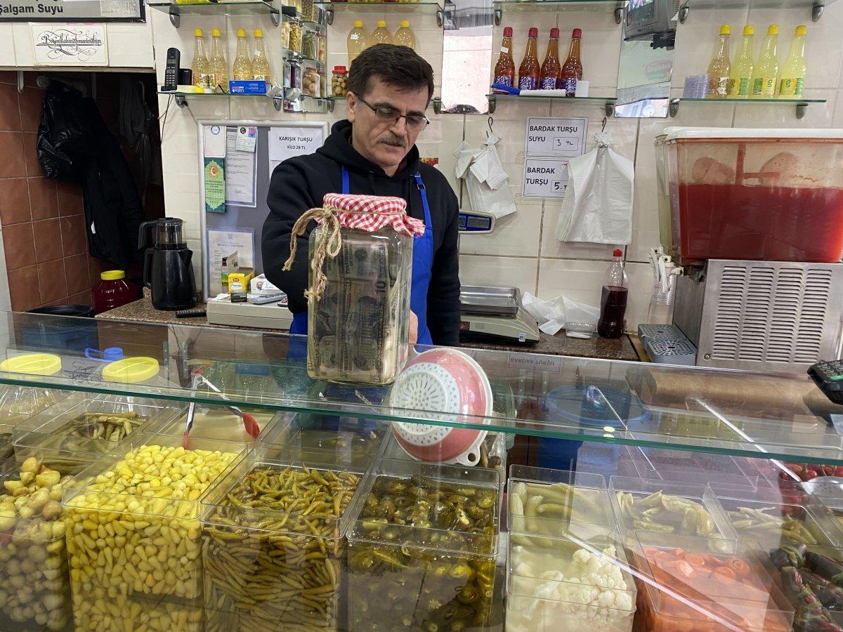 Zeytinburnu’nda turşucu, doların turşusunu kurdu