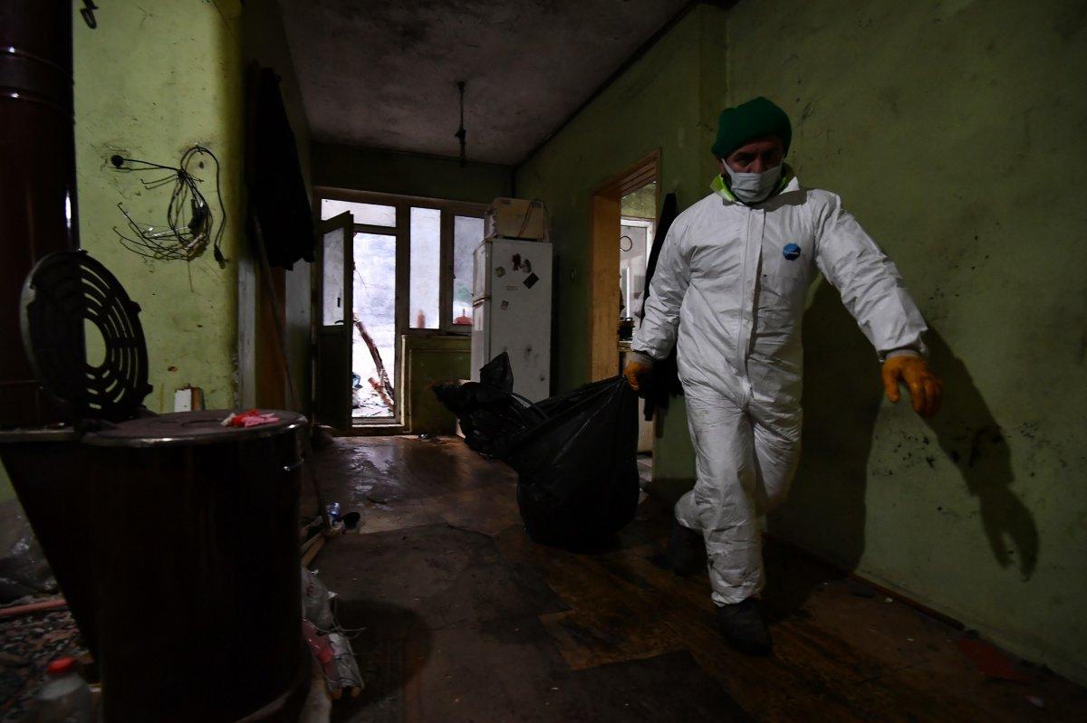 Bursa’da, evden 3 kamyon çöp çıkarıldı