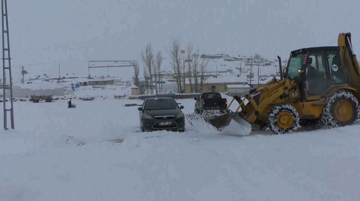 Kars’ta yolda mahsur kalan öğretmenler kurtarıldı