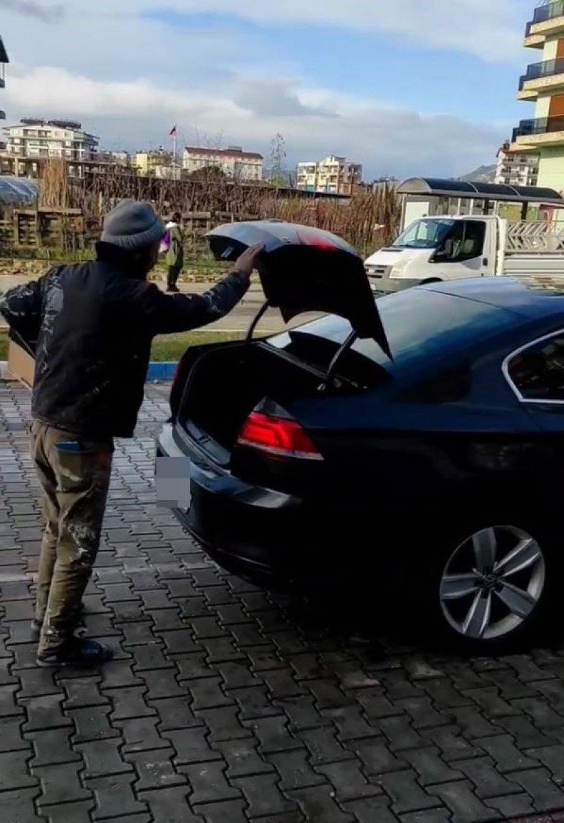 Antalya'da vicdanları sızlatan olay: İşçiyi üzeri kirli diye bagajda taşıdı