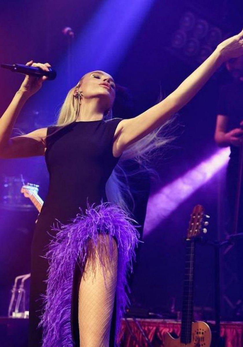 Gülşen, derin yırtmaçlı elbisesiyle şov yaptı