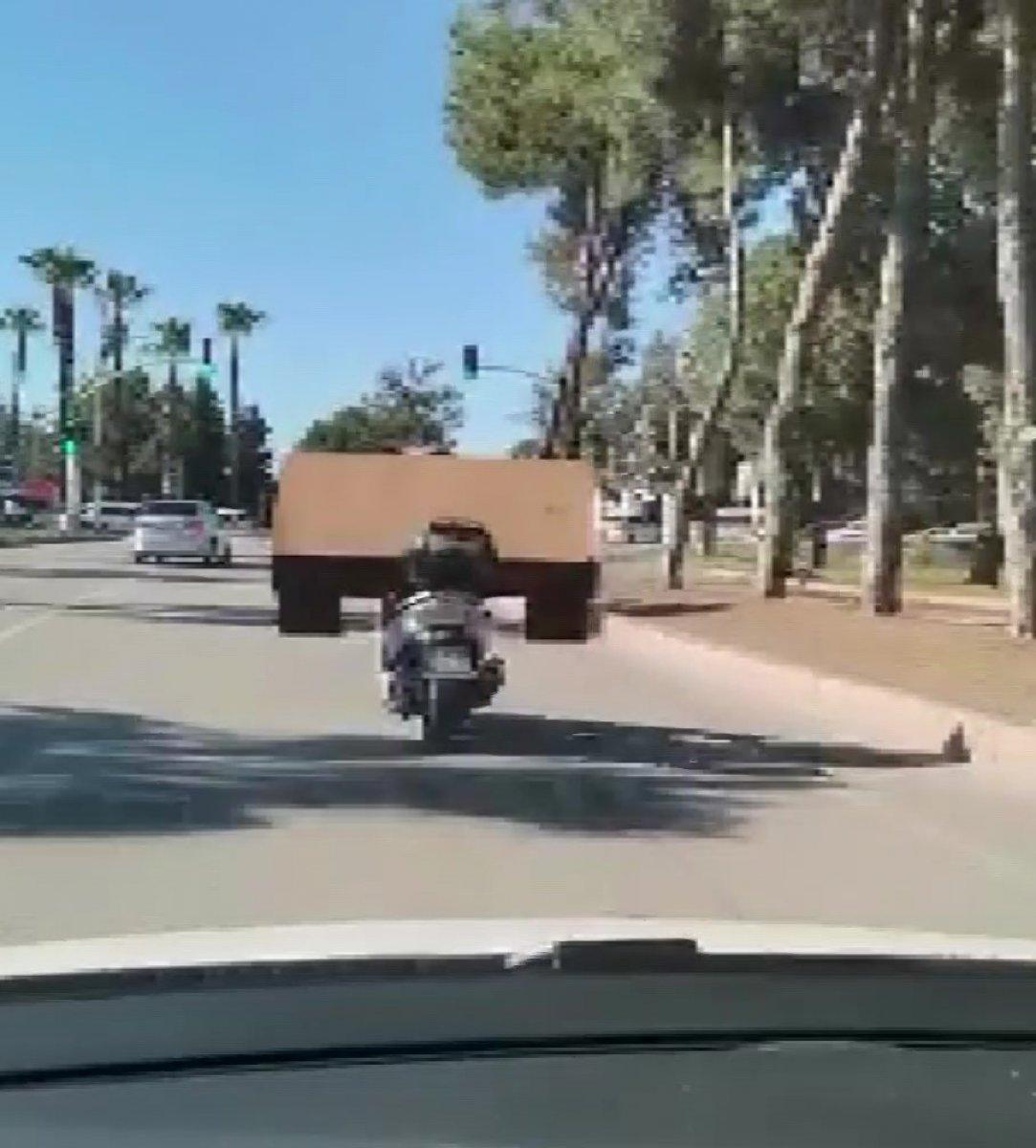 Adana'da motosikletiyle masa taşıdı