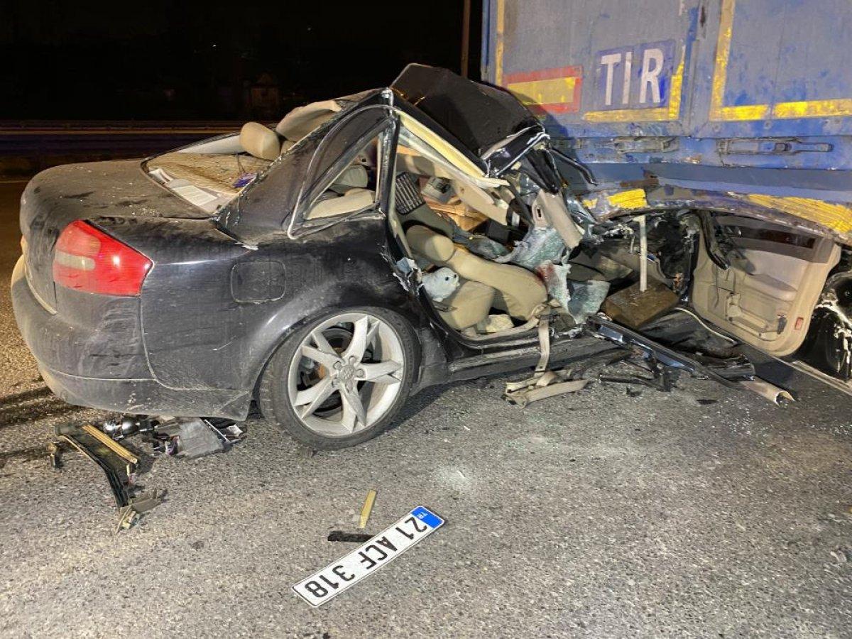 Sancaktepe'de tır ile otomobil çarpıştı: 2 ağır yaralı