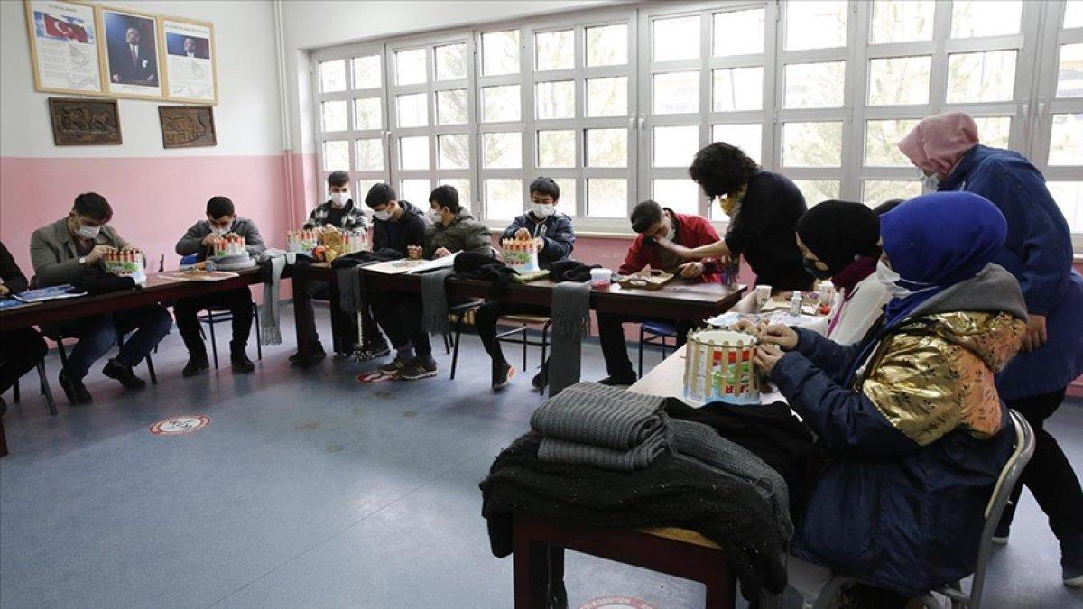 Elazığ'da işitme engelli öğrencilerden Mehmetçik'e atkı