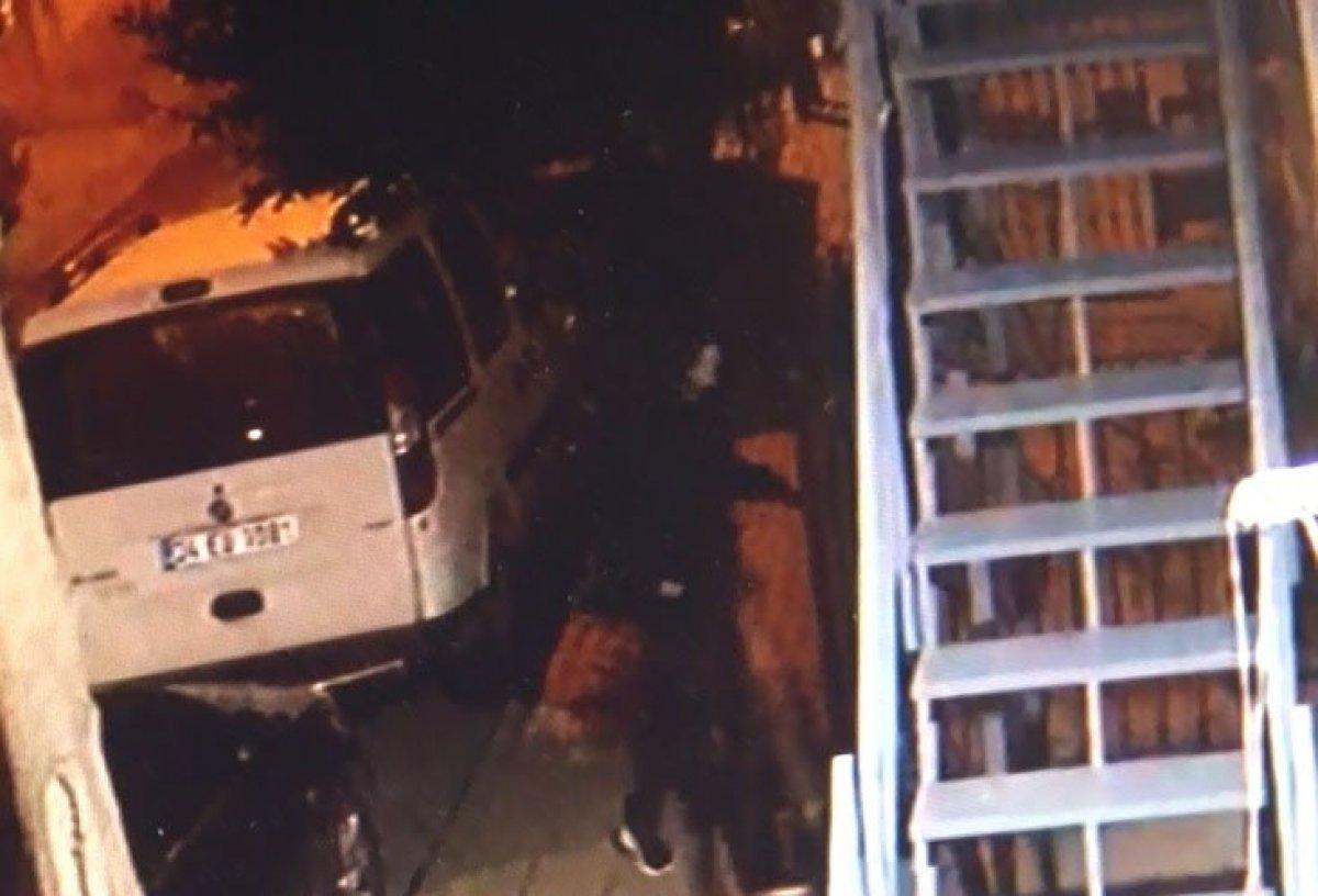 Küçükçekmece'de evine giren hırsızla burun buruna geldi