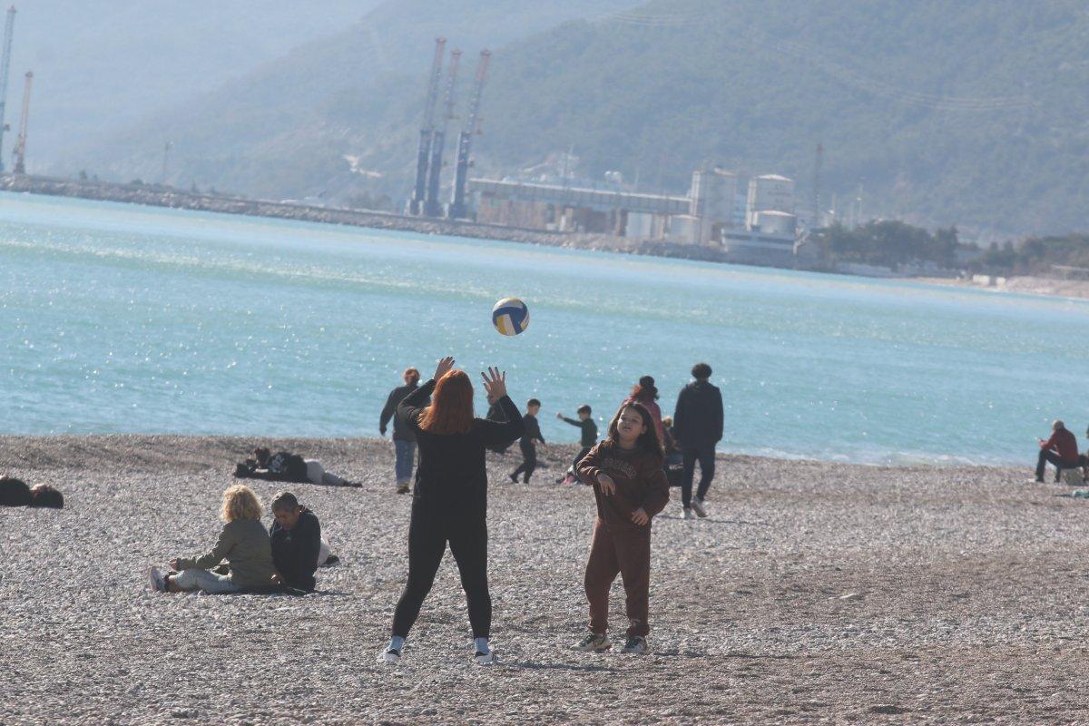 Antalyalılar ocak ayında denize girdi
