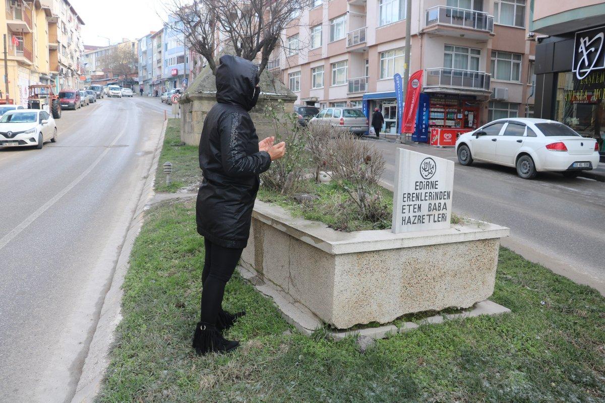 Edirne'de cadde üzerindeki mezarlar dikkat çekiyor