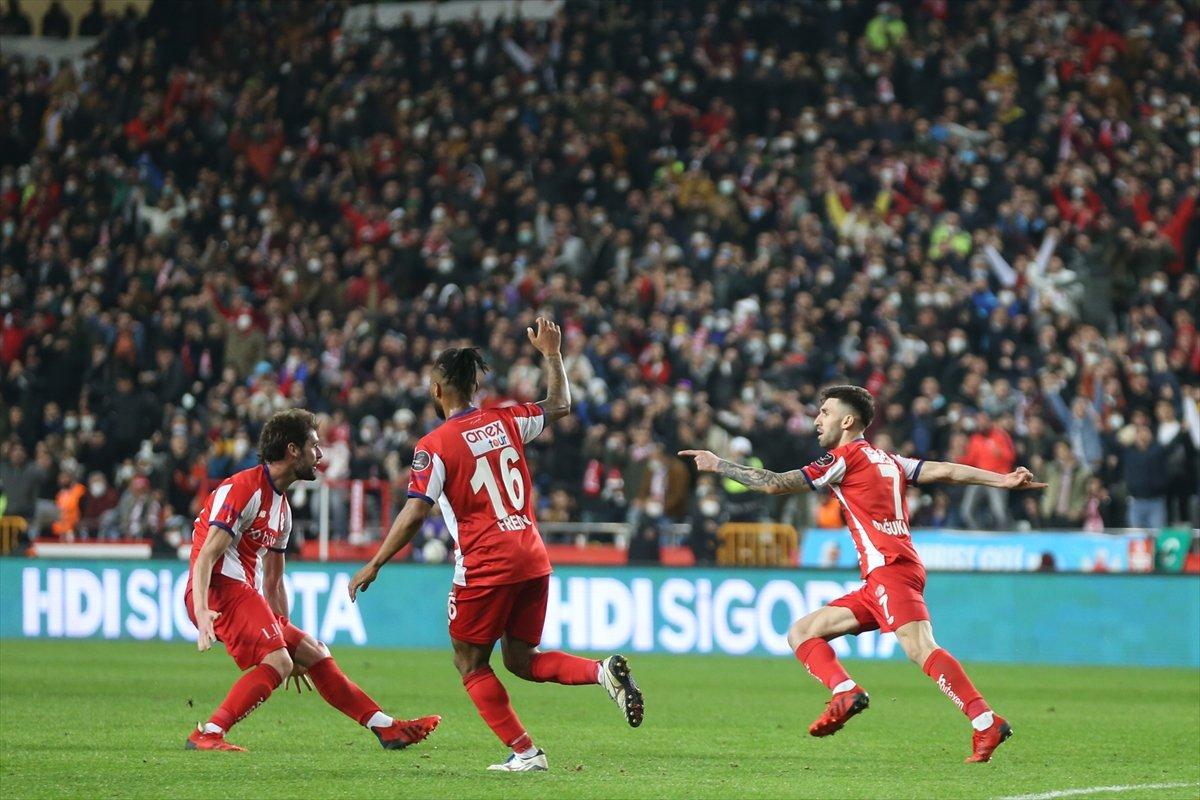 Fenerbahçe'de Berke Özer sakatlandı