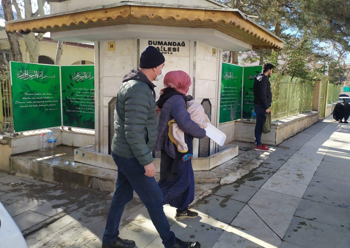 Elazığ'da foyası ortaya çıkan dilenciye, vatandaş para vermeye devam etti