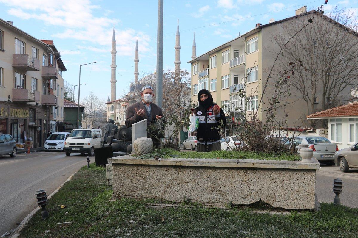 Edirne'de cadde üzerindeki mezarlar dikkat çekiyor