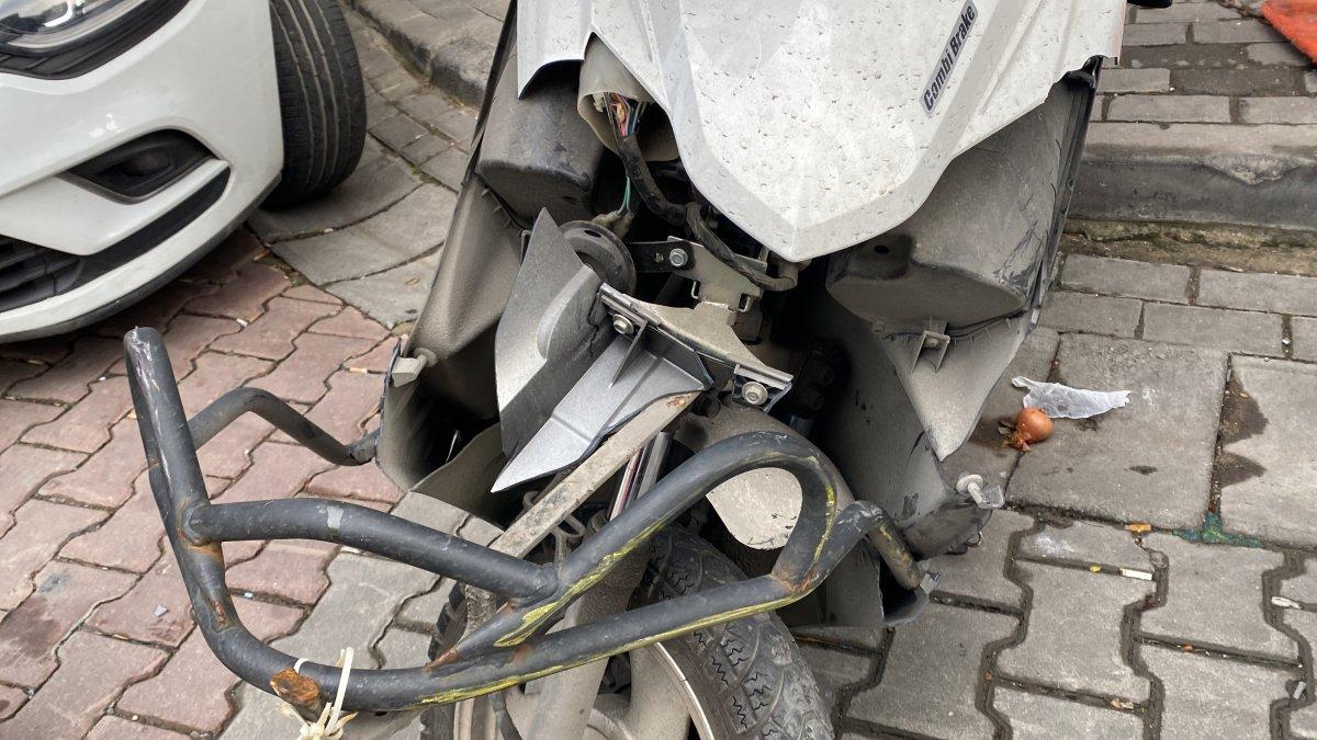 Kağıthane’de süratli seyreden moto kurye taksiye çarptı