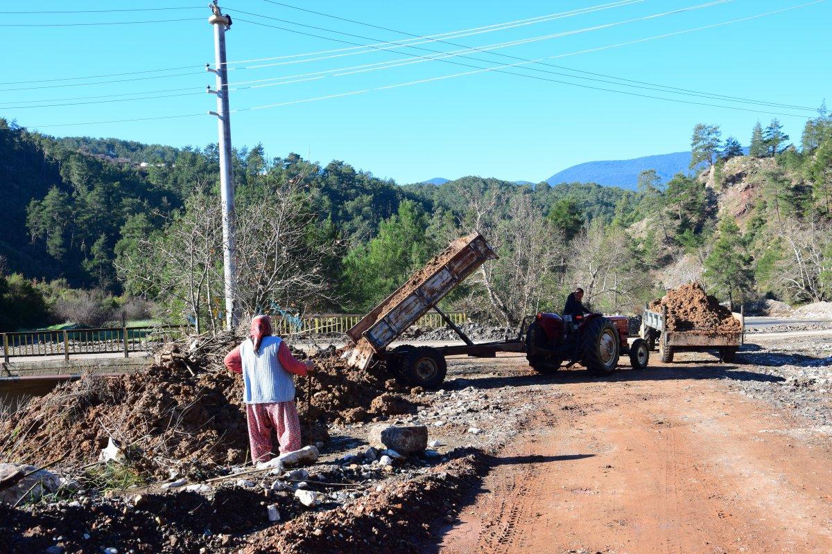Antalya'da vatandaşlar bozulan yolları imece usulü ile yapıyor