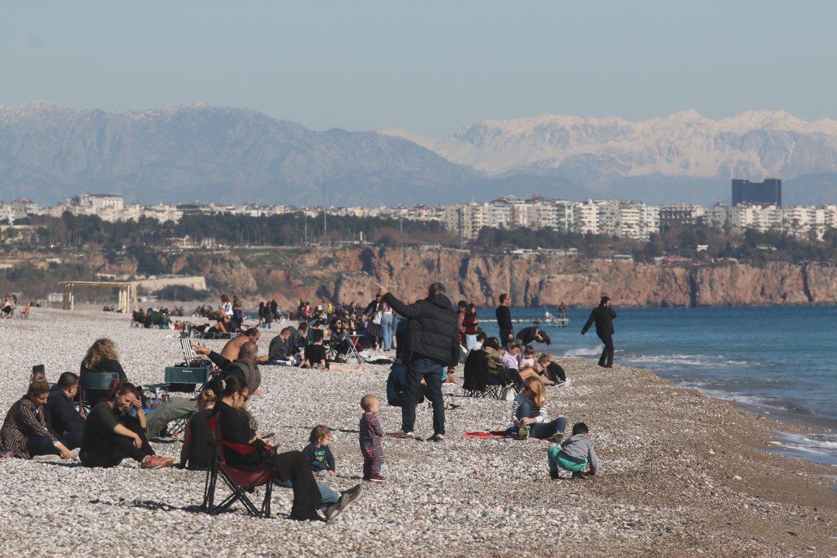 Antalyalılar ocak ayında denize girdi